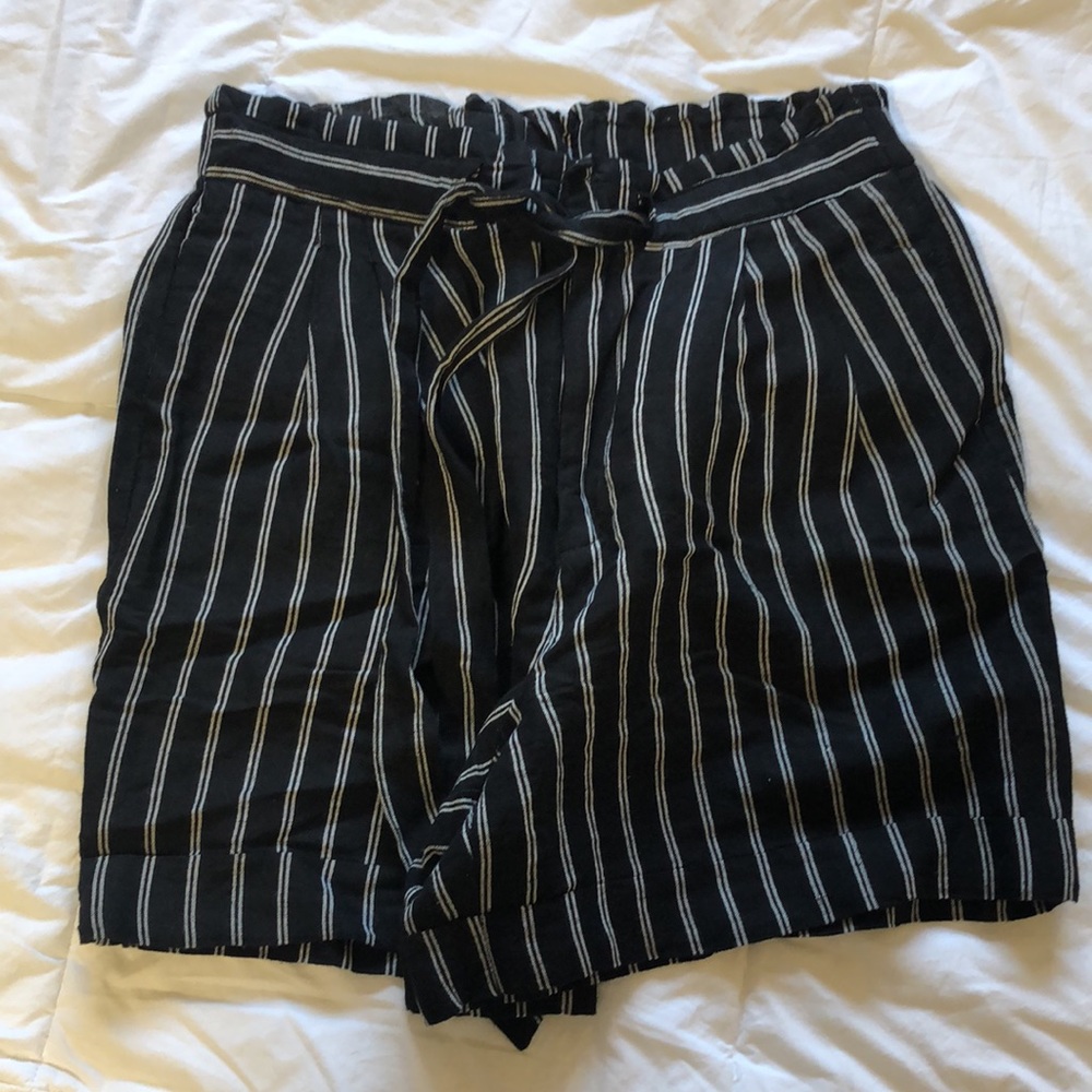 High rise paper bag shorts black & white